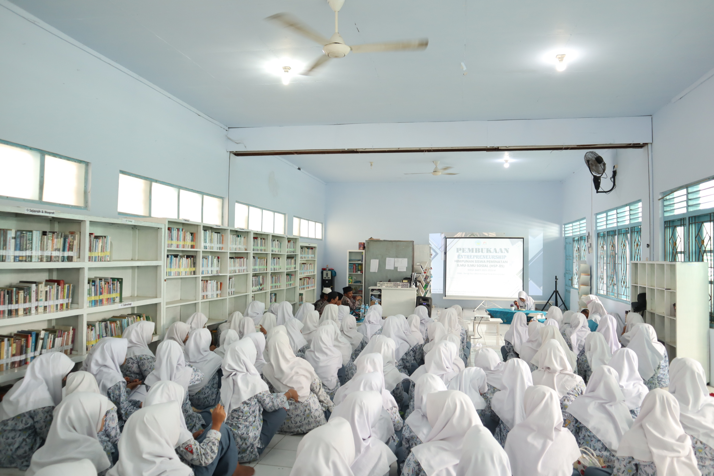 Dua Seminar Perkuat Literasi dan Kewirausahaan Siswa MAPi