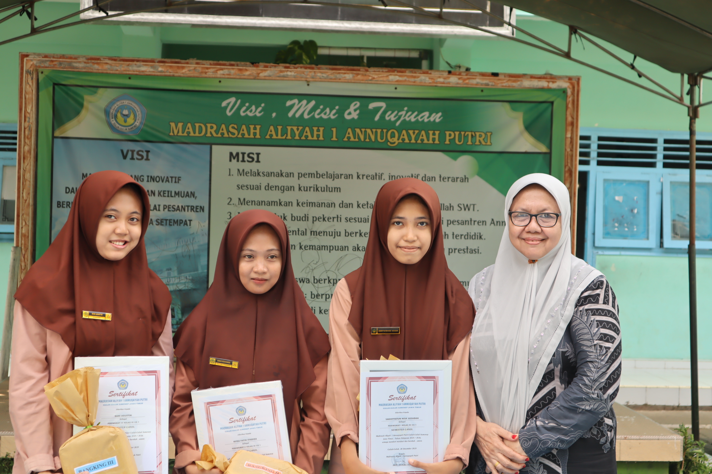 Penganugerahan Ranking Kelas dan Pembagian Rapor Madrasah...