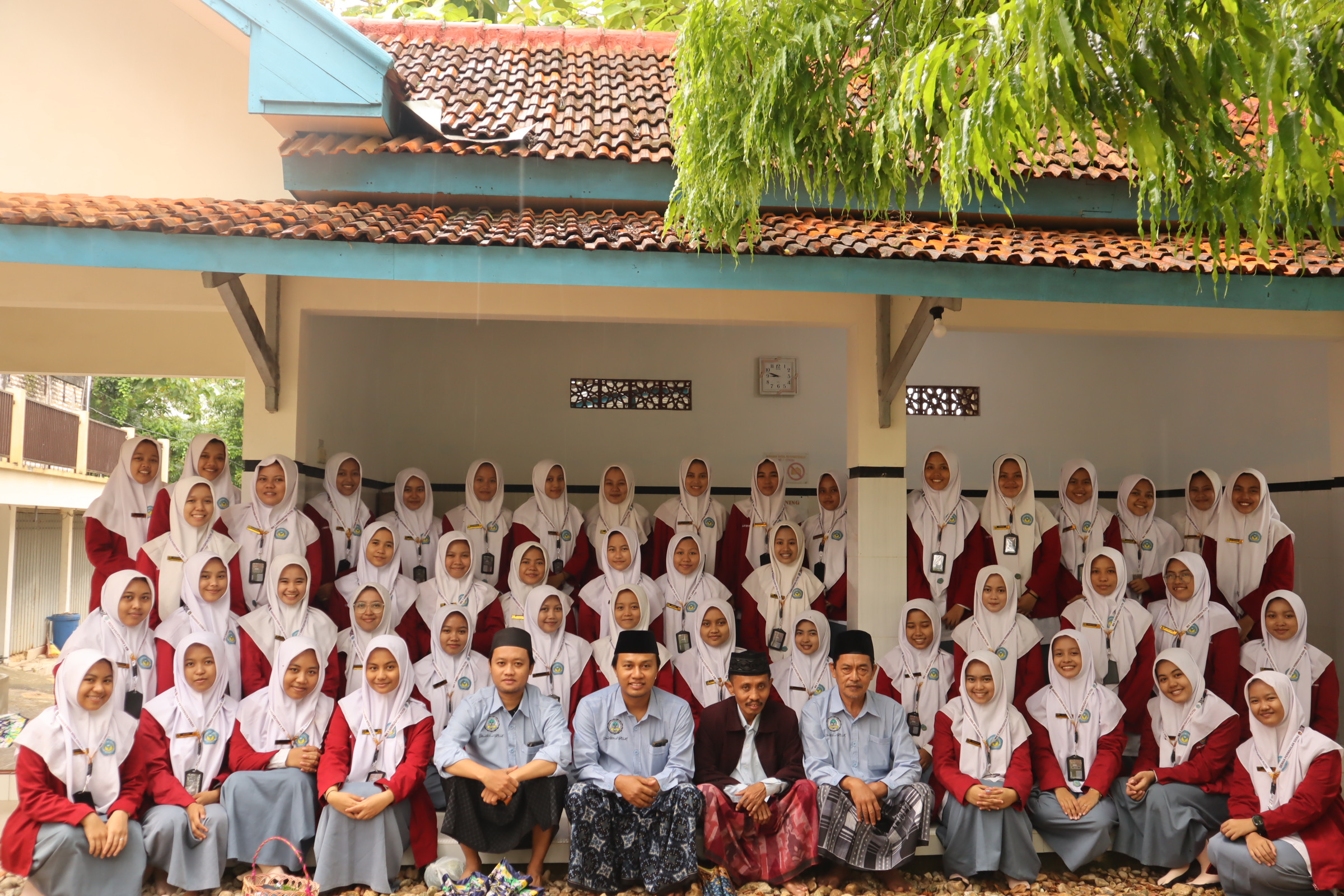 MA 1 Annuqayah Putri Gelar Ziarah Maqbarah untuk Peringat...